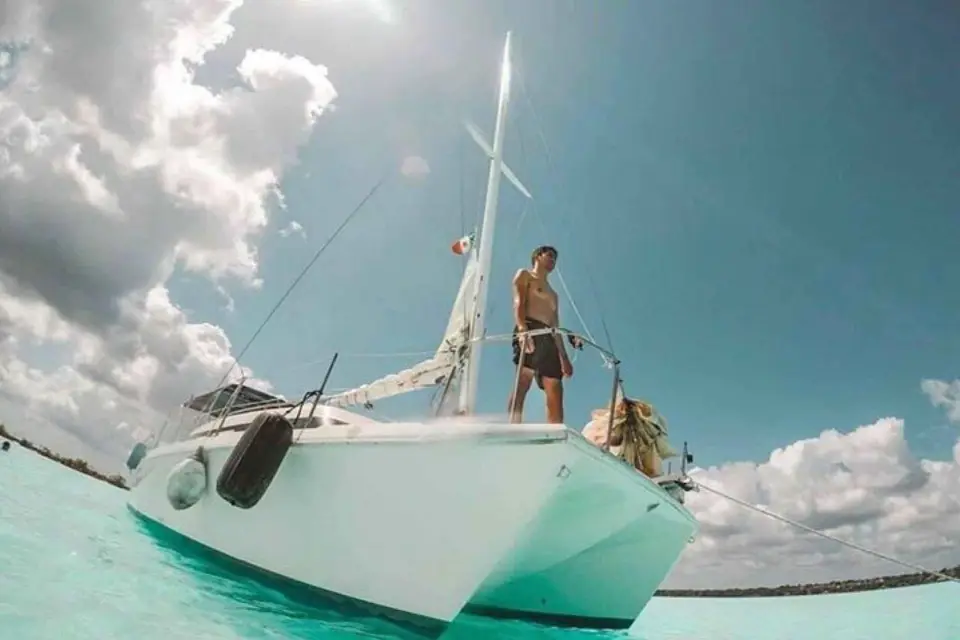 Fiesta en catamarán Isla Mujeres con bebidas y almuerzo