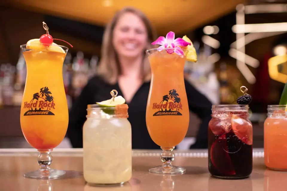 Cancún: Fiesta nocturna en autobús y cócteles en Hard Rock Cafe