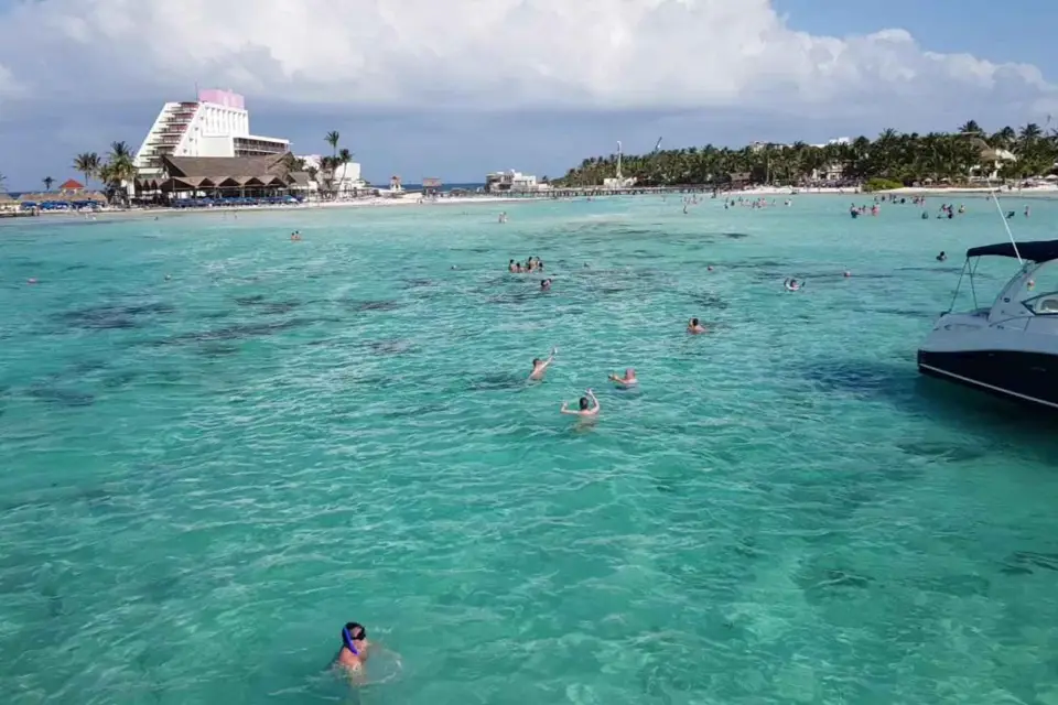 Isla Mujeres: Crucero al atardecer con música de saxofón en directo