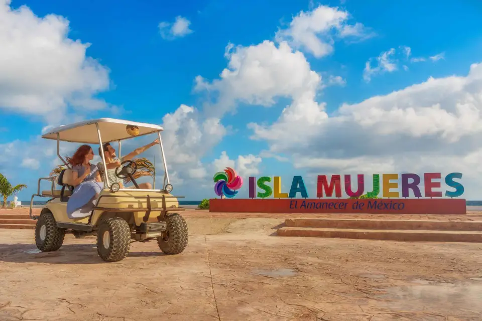 Desde Cancún: Isla Mujeres Excursión Guiada en Carrito de Golf y Club de Playa