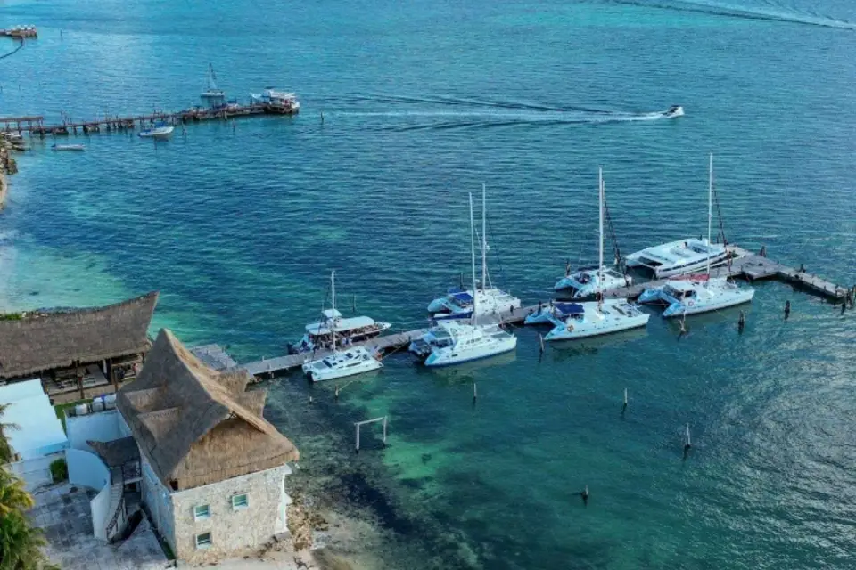 Isla Mujeres: Excursión de lujo en catamarán