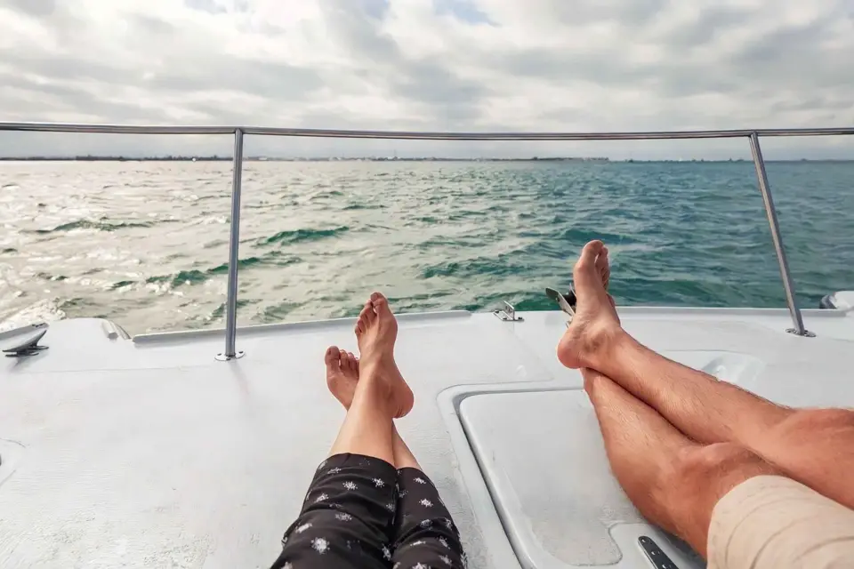 De Cancún a Isla Mujeres: Puesta de Sol en Yate Privado de Lujo (VIP)