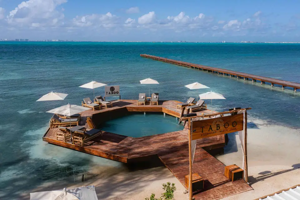 ISLA MUJERES: TABOO: CATAMARÁN DE LUJO Y CLUB DE PLAYA