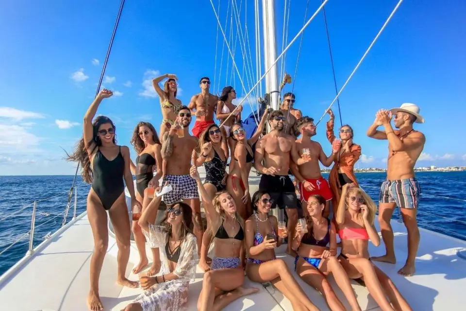 Cancún: Isla Mujeres tour de día completo en Catamarán con snorkel