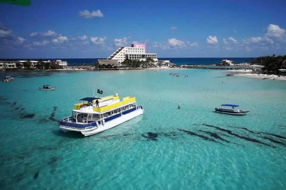 Isla Mujeres: Vela, Snorkel y Comida con Fiesta en Barco