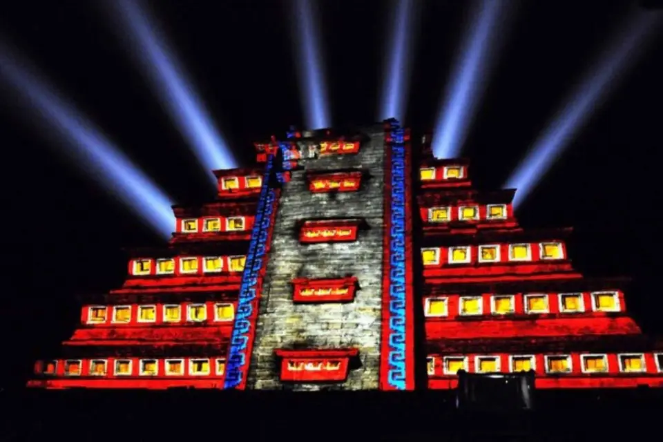 Desde Cancún: Noches de Kukulcán en Chichén Itzá