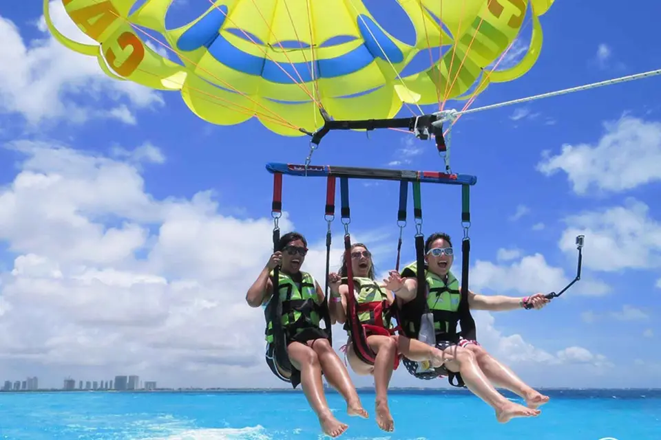 Cancún: Parasailing sobre la Bahía de Cancún