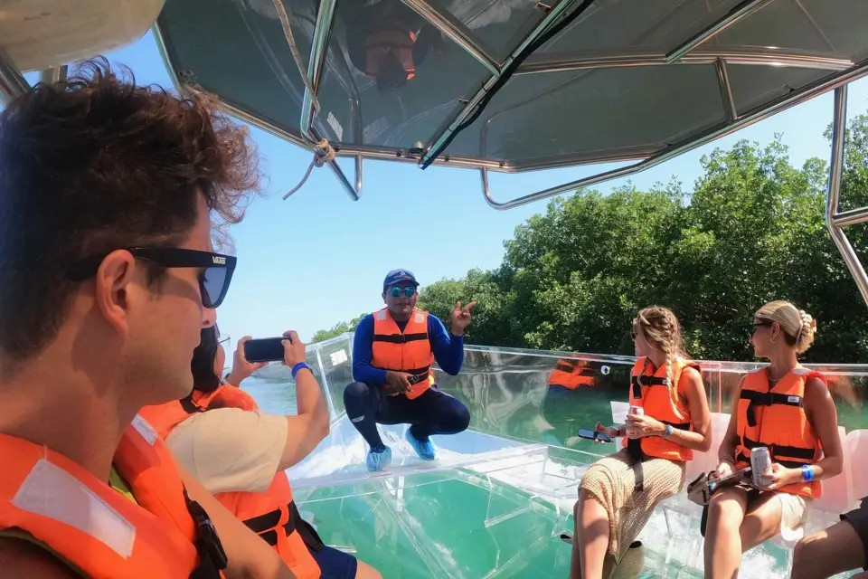 Cancún: Paseo en barco transparente con bebidas