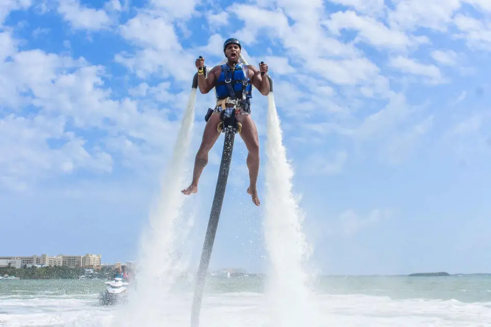 Cancún: paseo en mochila propulsora