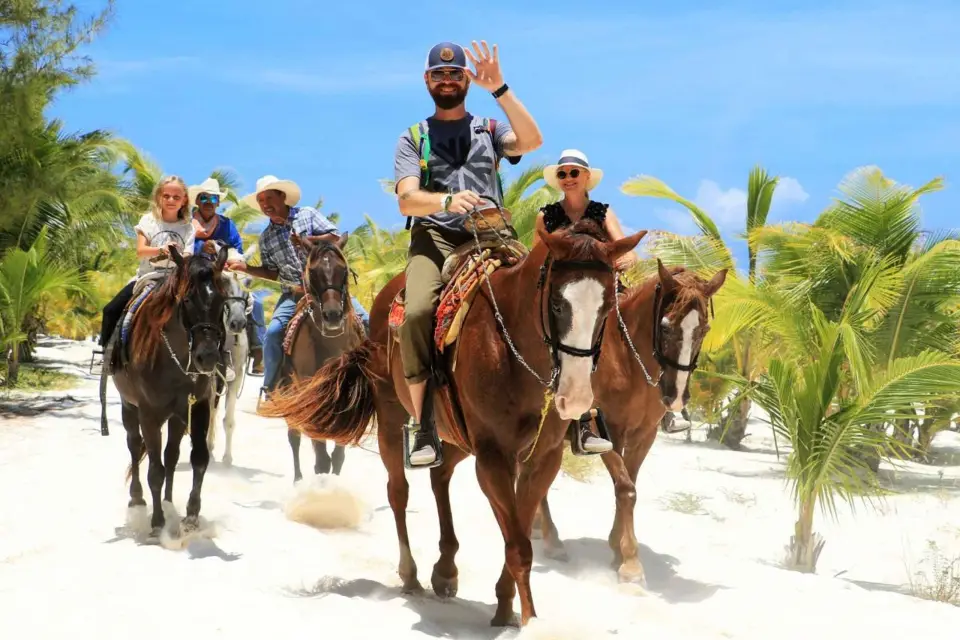 Paseos a caballo en Rancho Bonanza y baño en el Cenote