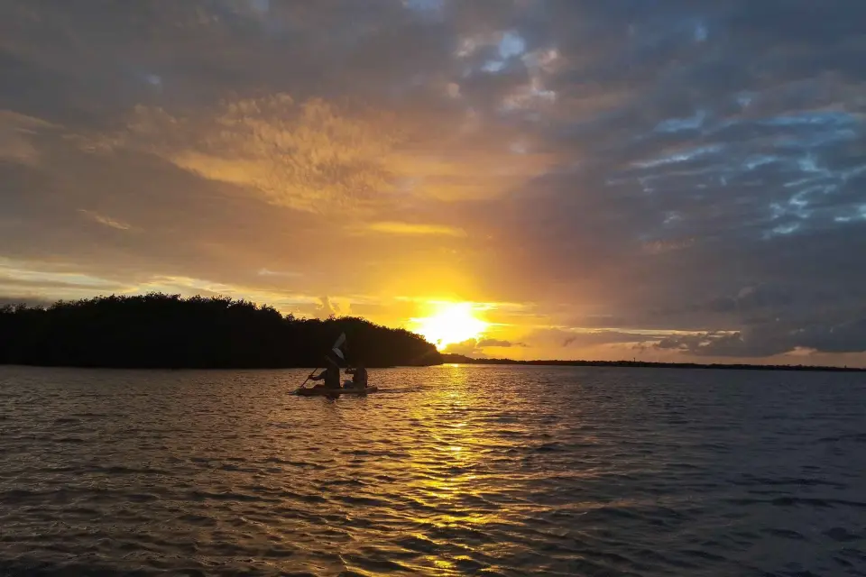 Puesta de sol en kayak en la Laguna Nichupte de Wayak