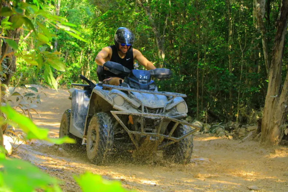 Riviera Maya: Aventuras en quad y catamarán desde Cancún