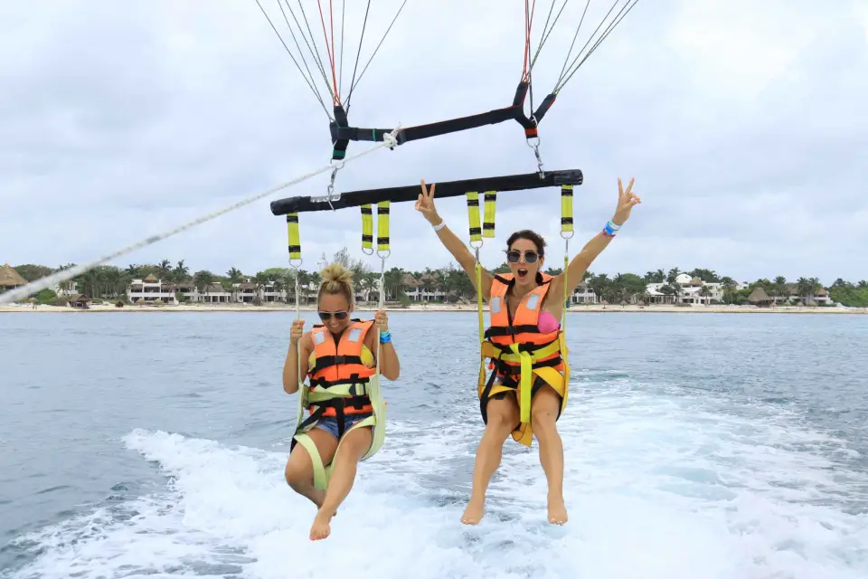 Riviera Maya: Excursión en Parasailing con Acceso al Club de Playa