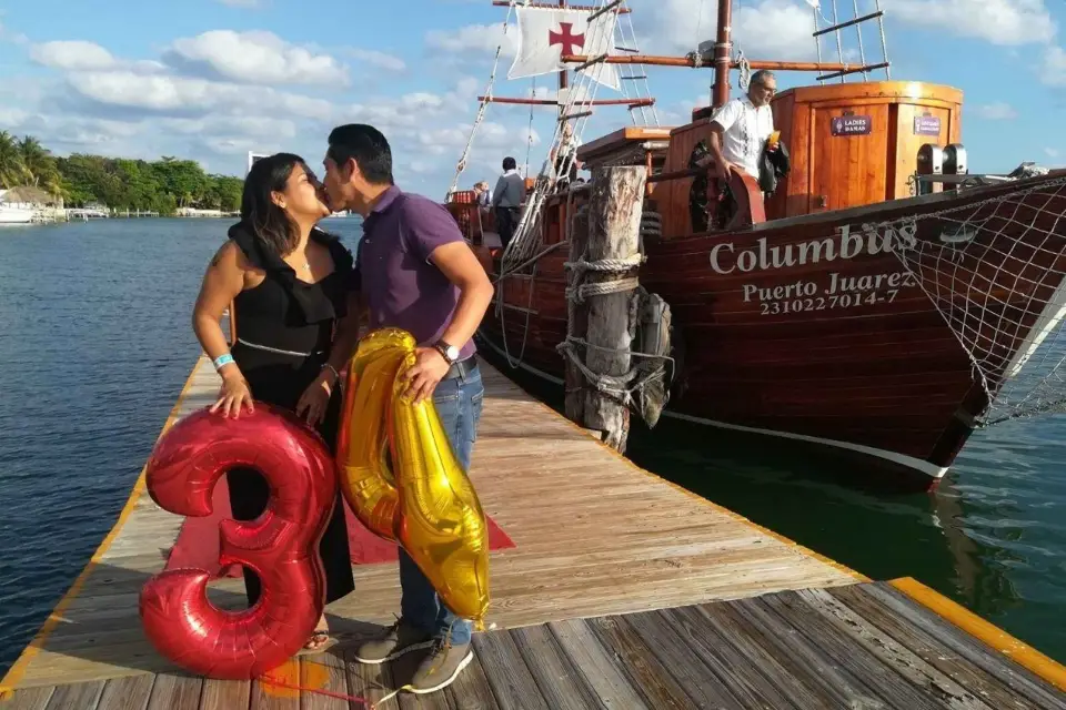 Cancún: Una romántica noche de galeón con cena, bebidas y música