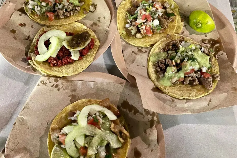 Tacos nocturnos y marquesitas con un nativo de Cancún
