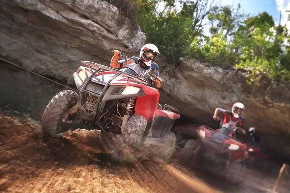 Tirolinas y aventura 4x4: tour de un día desde Cancún