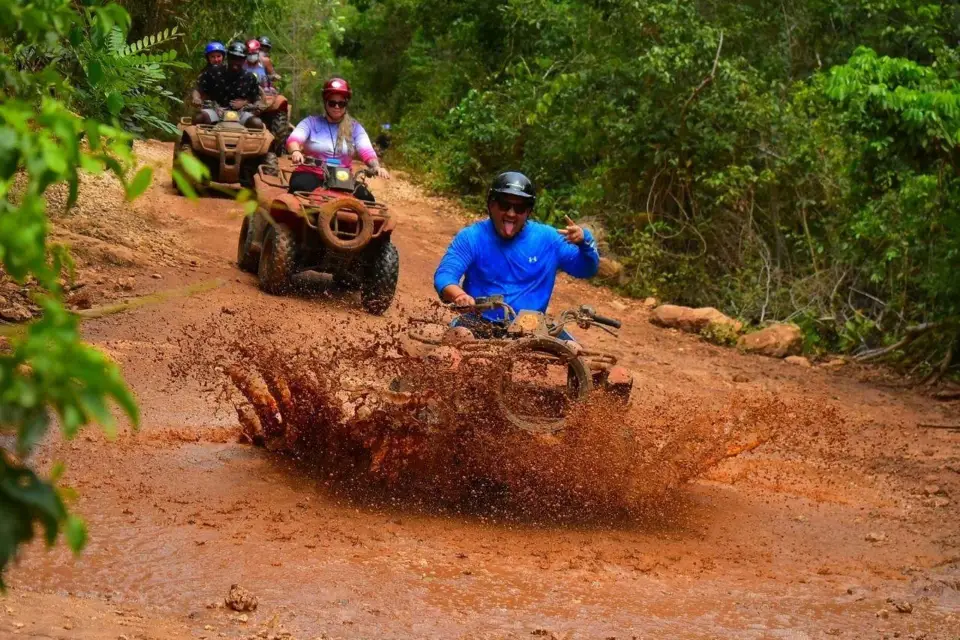 Cancún: Tour Adrenalina con Paseo en ATV, Tirolinas y Cenote