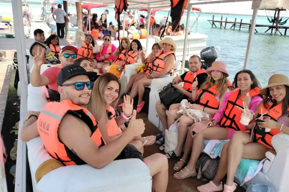Cancun : Tour en bateau des cénotes et de la lagune de Bacalar avec petit-déjeuner.