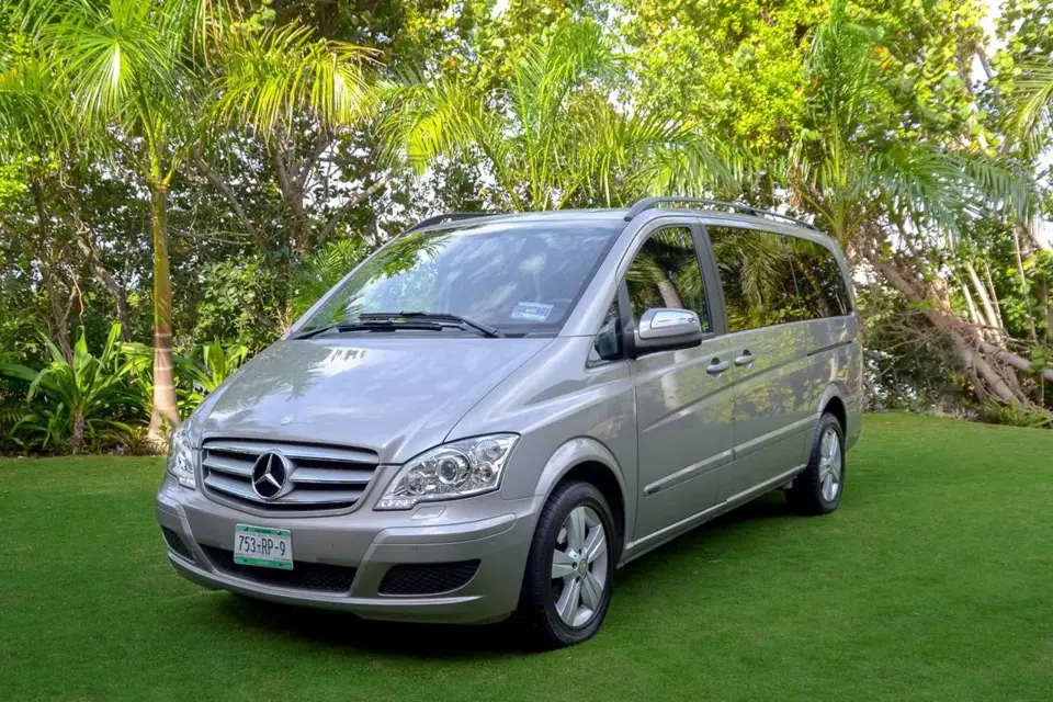 Traslado en camioneta privada de lujo al aeropuerto de Cancún