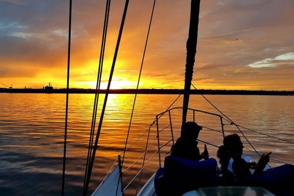 Cancún: Velero en la Riviera Maya al atardecer