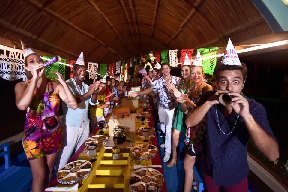 Xoximilco Fiesta Mexicana con Barra Libre, Cena y Transporte