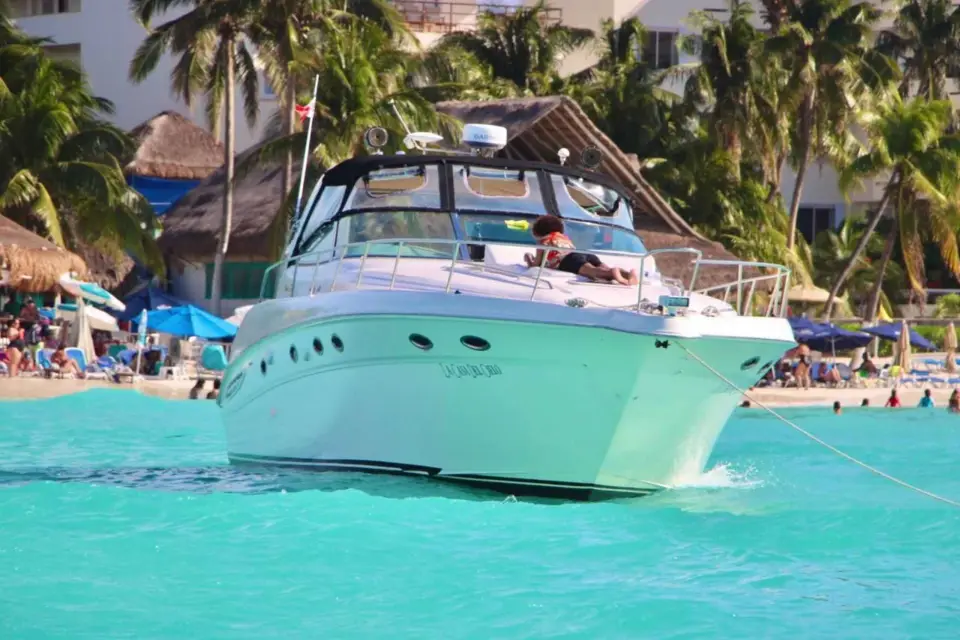Yate privado en Cancún para un máximo de 15 personas
