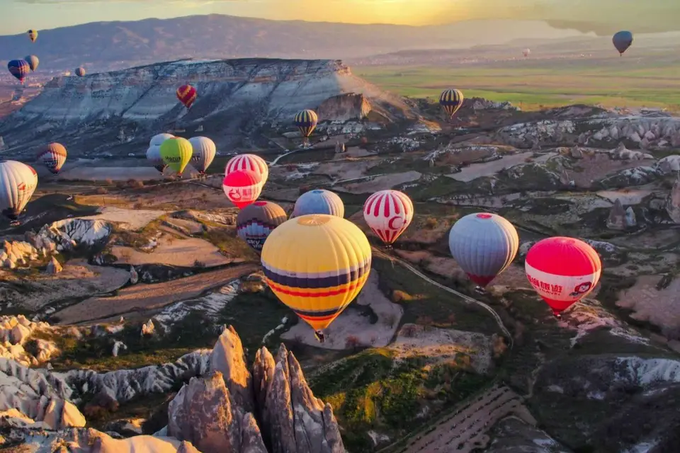 Capadocia: Amanecer en Globo Aerostático sobre Chimeneas de Hadas