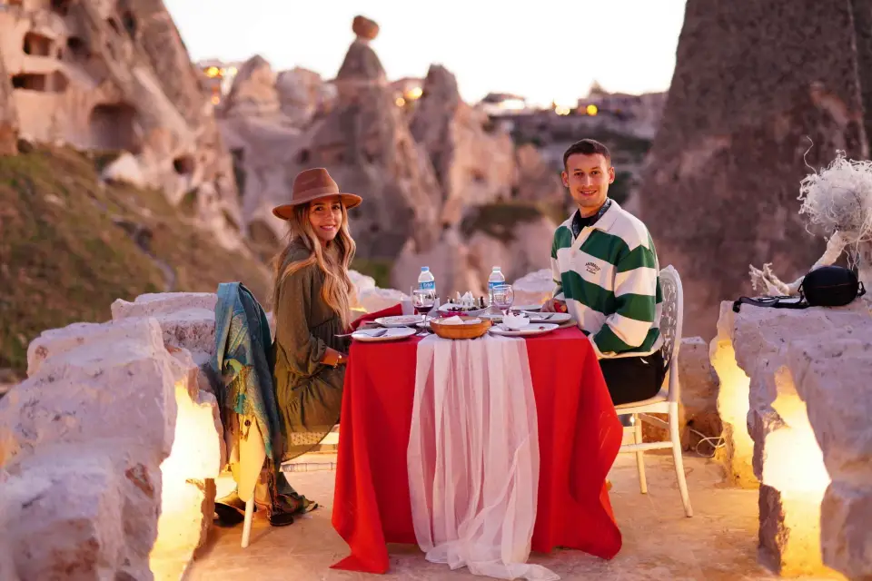 Cena romántica al atardecer en Capadocia y vino