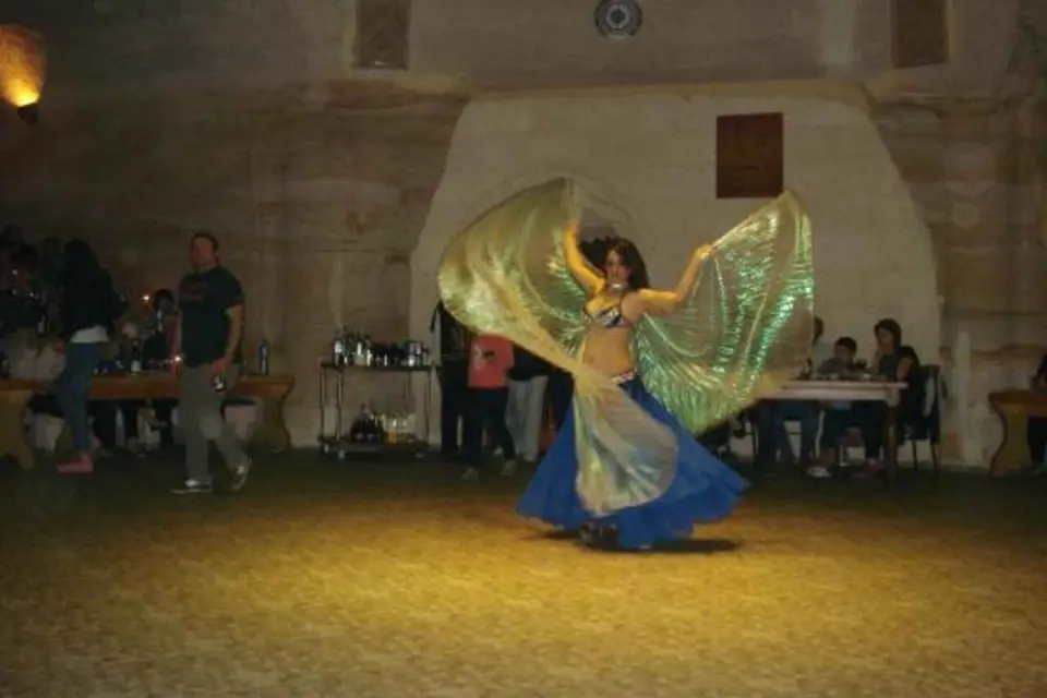 Espectáculo nocturno y cena turca en Capadocia (bebidas no limitadas)