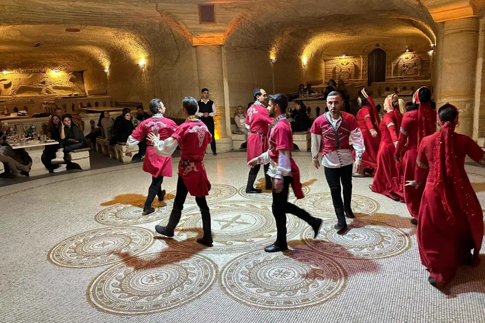 Espectáculo nocturno tradicional turco con cena y bebidas sin límite