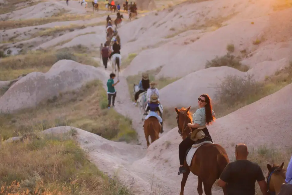 EXCURSIÓN A CABALLO A VALLES MISTERIOSOS Y ENTRENAMIENTO ECUESTRE
