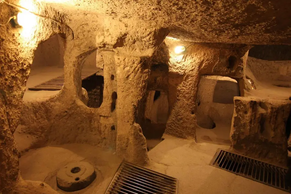 Excursión a la Ciudad Subterránea de Derinkuyu y al Valle de Ihlara en Capadocia