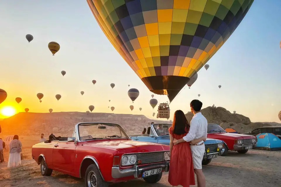 Capadocia: Excursión en Coche Clásico al Amanecer o al Atardecer