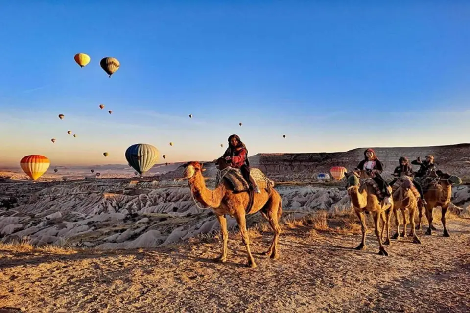 Desde Capadocia: Excursión de un día a camello al amanecer o al atardecer