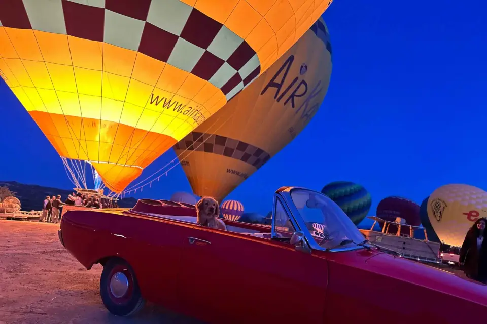 Capadocia: Excursión en globo aerostático con coche clásico