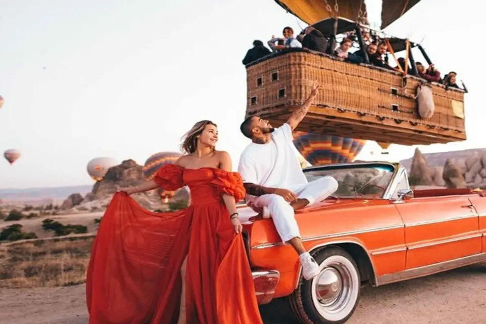 Excursión y sesión de fotos en coche clásico de Capadocia y 1 vestido de alquiler