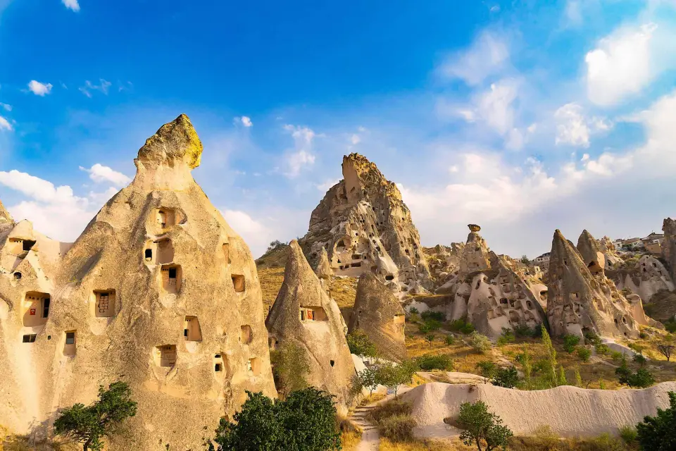 Capadocia: Experimenta la Magia de los Recorridos Rojo y Verde