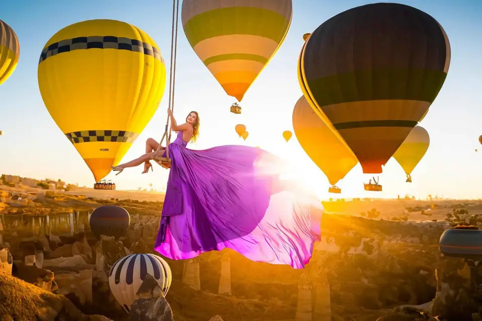 Capadocia: Haciendo una foto con Swing a la vista del globo aerostático