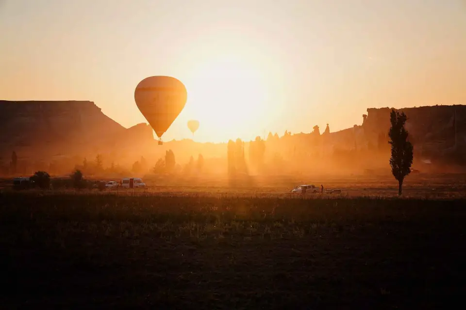 Globos aerostáticos en el valle rojo de Goreme