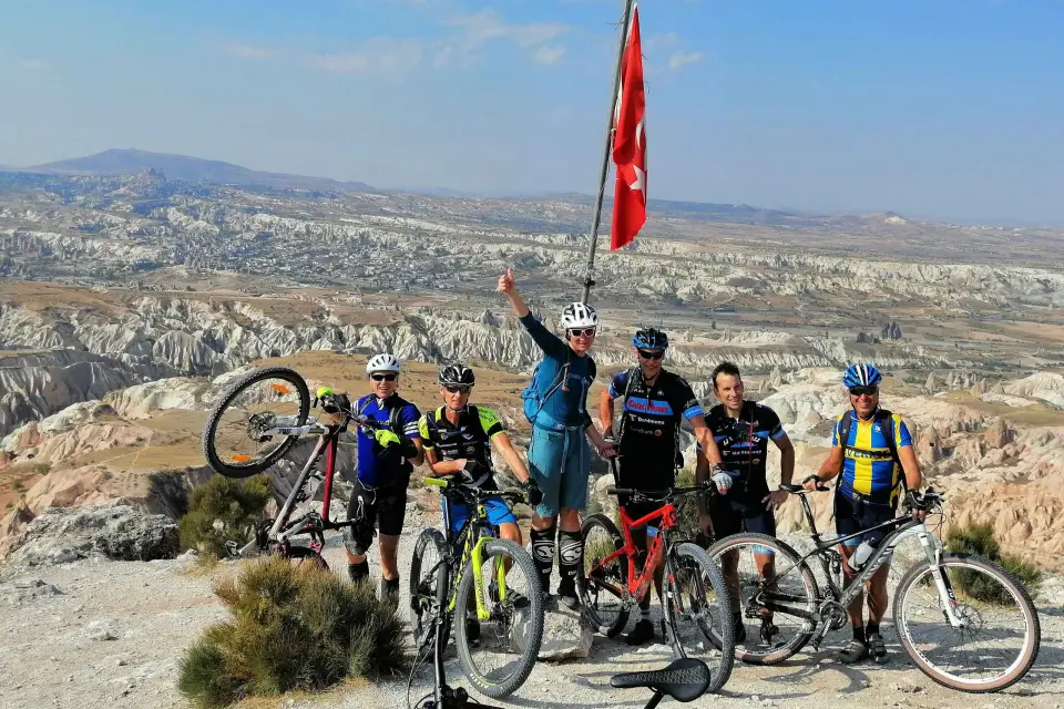 Capadocia : Medio Día en Bicicleta por el Valle Rojo-Rosa-Espada