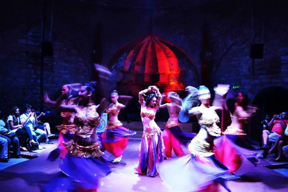 Capadocia: Noche de espectáculo tradicional turco con bebida