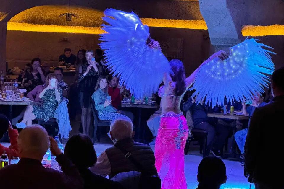 Noche turca en Capadocia con traslado, cena y bebidas ilimitadas