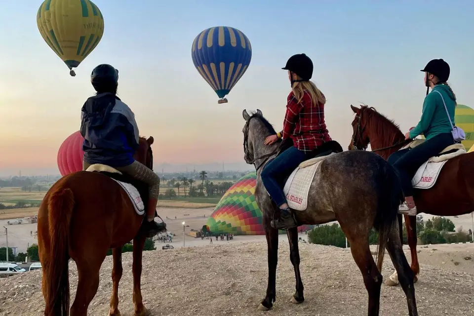 Capadocia: Paseo a caballo con globos al amanecer