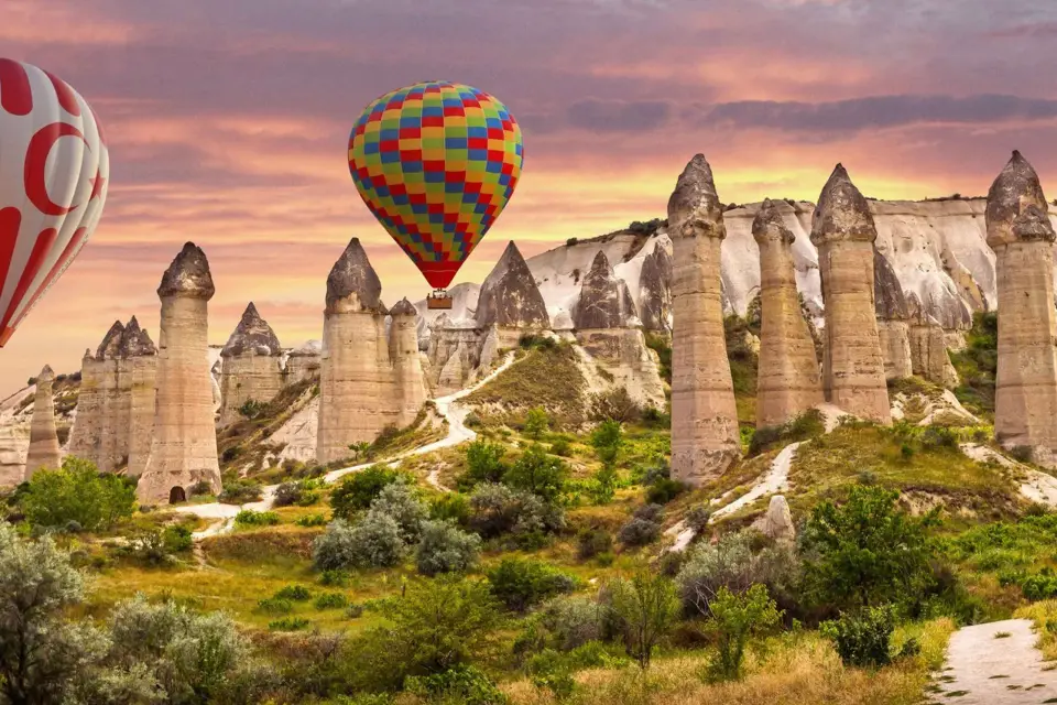 Capadocia: Paseo en Globo Aerostático al Amanecer en Göreme con Desayuno