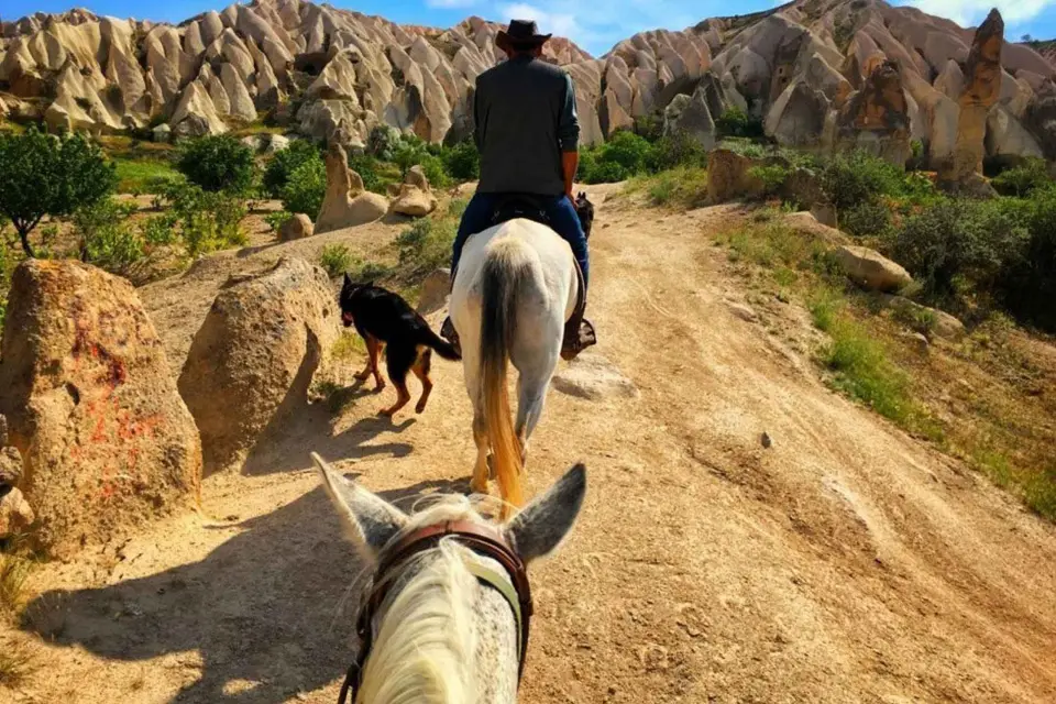 Capadocia: Paseos a Caballo al Atardecer con Chimeneas de Hadas