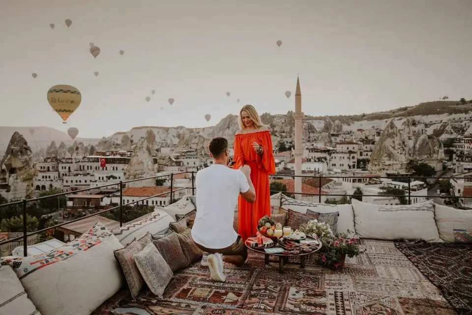 Propuesta de matrimonio sorpresa y compromiso en Capadocia
