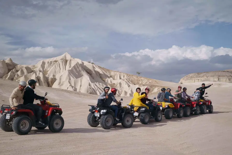 Capadocia: Safari en quad con comida barbacoa