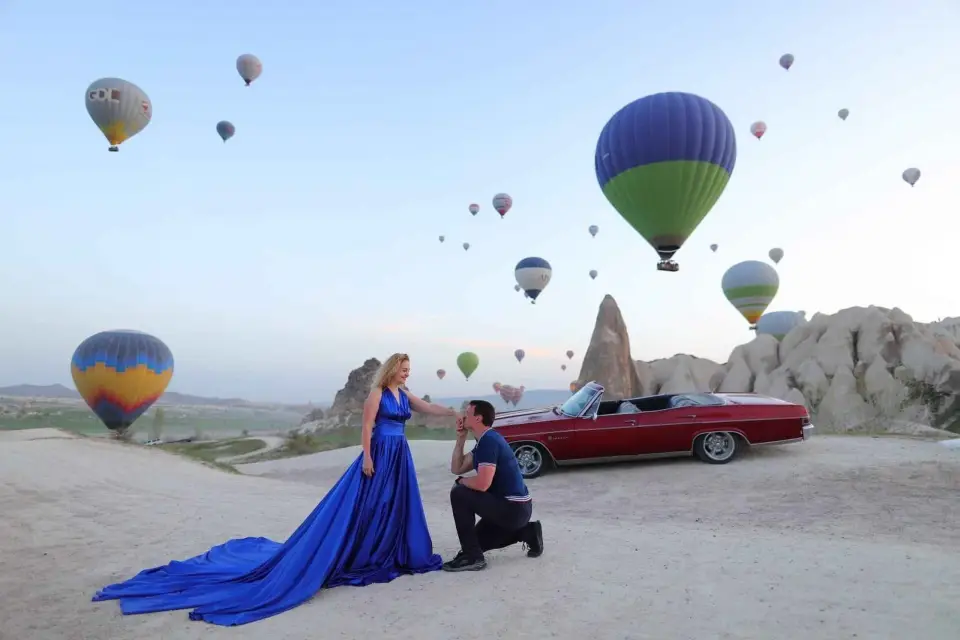 Sesión de fotos en Capadocia con globos y vestido volador