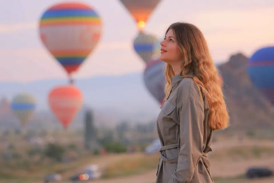 Sesión de fotos en Capadocia con vestido volador en Goreme