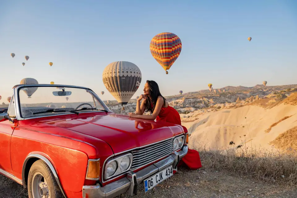 Capadocia: Tour Privado en Coche Clásico al Atardecer o al Amanecer